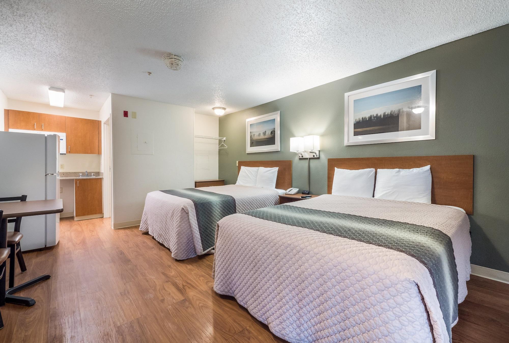 Hometowne By Red Roof Orlando South 2*